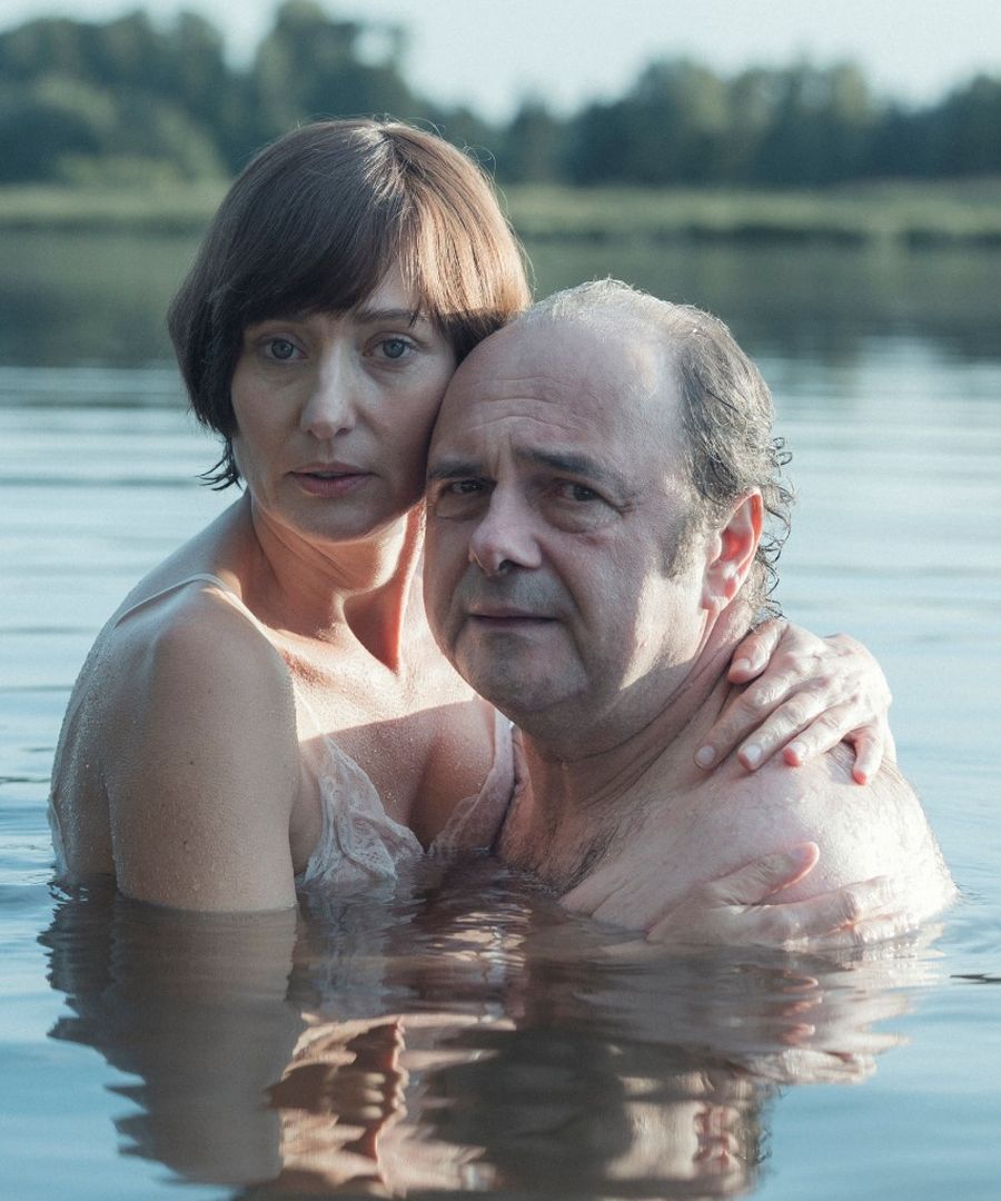 Kadr z filmu „Nasza rewolucja”: bohaterowie filmu obejmują się w jeziorze